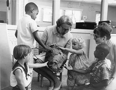 Photo Susan Gray with children